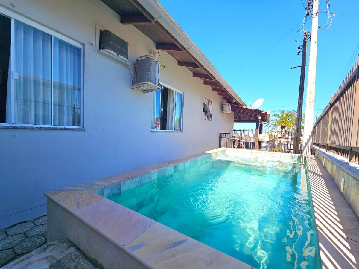 Linda casa no Centro de Barra Velha a poucos metros do mar + apartamento independente para renda mensal - Casa em Centro, Barra Velha - à venda - Márcio Imóveis Ltda