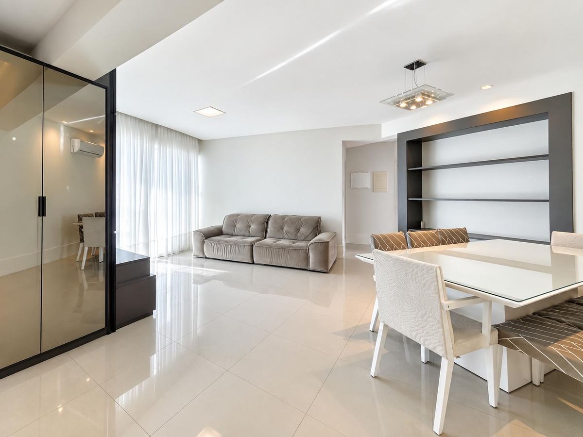 Apartamento para locação anual de 03 suítes, mobiliado na quadra do mar, em Balneário Camboriú - Apartamento em Centro, Balneário Camboriú - para locação - Desc Imóveis