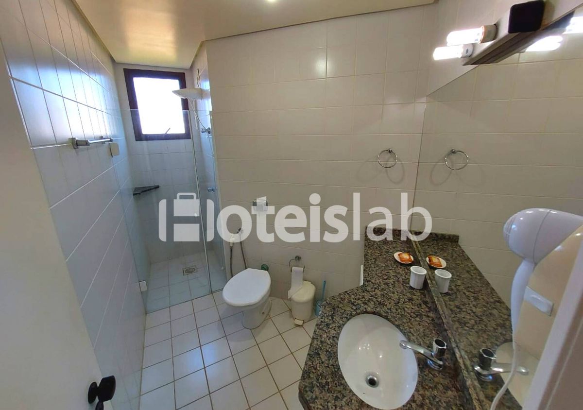 Lindo apartamento de dois quartos em aluguel anual no condomínio frente mar Merit Plaza