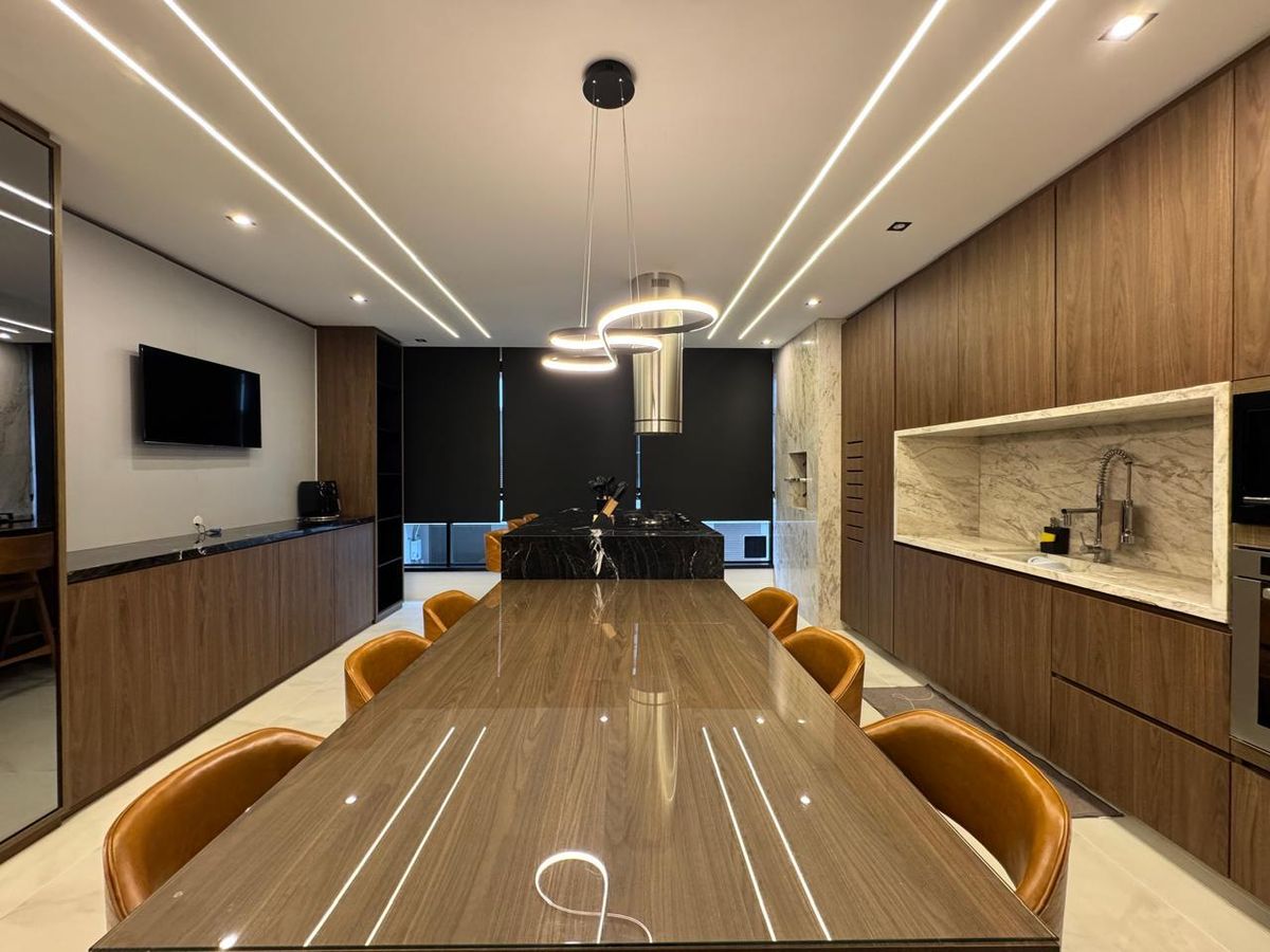 Banquete moderna com teto rebaixado, iluminação indireta, cozinha planejada