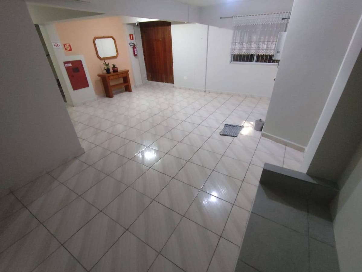 sala com piso de porcelanato paredes pintadas janelas com cortinas