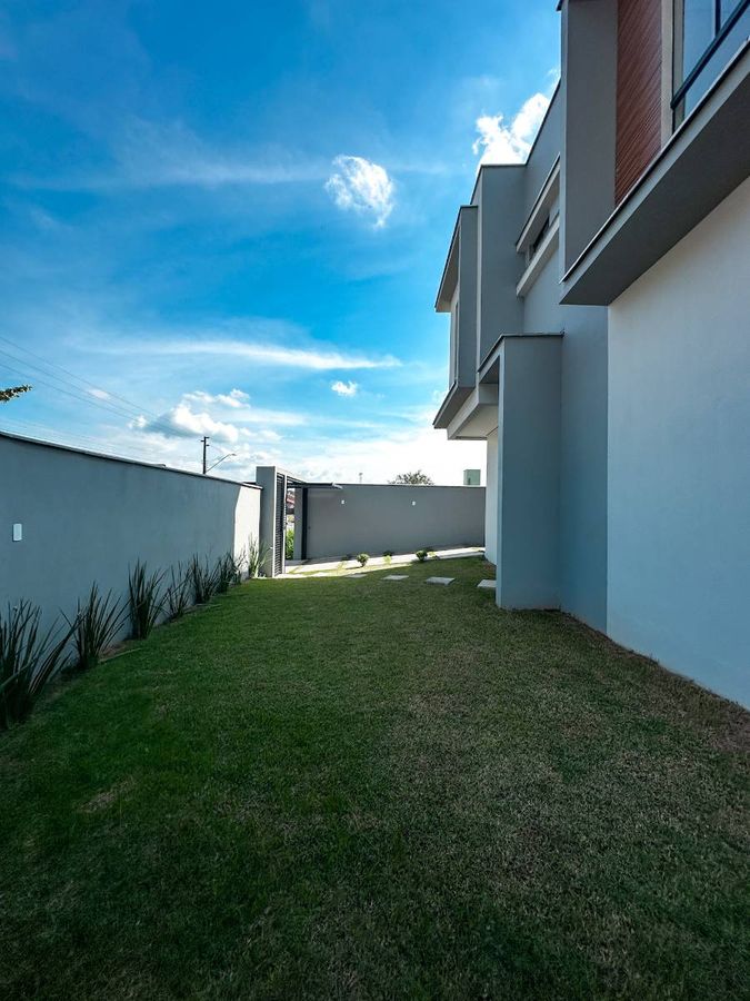 Geminado de Esquina com 1 Suíte + 2 Quartos no bairro Amizade