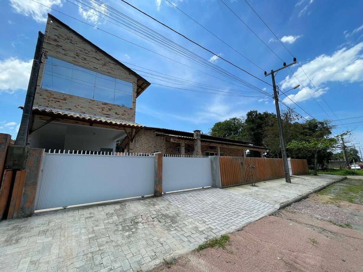 Casa Com 05 Quartos (Sendo 02 Suítes) e Amplo Espaço de Terreno