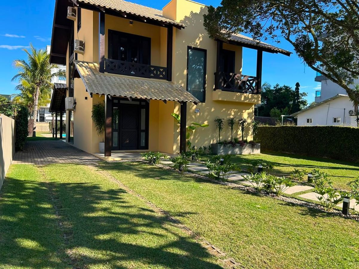 CASA COM PISCINA NA PRAIA DE MARISCAL - Casa em Mariscal, Bombinhas - para temporada - Fernando Carvalho - Corretor de Imóveis