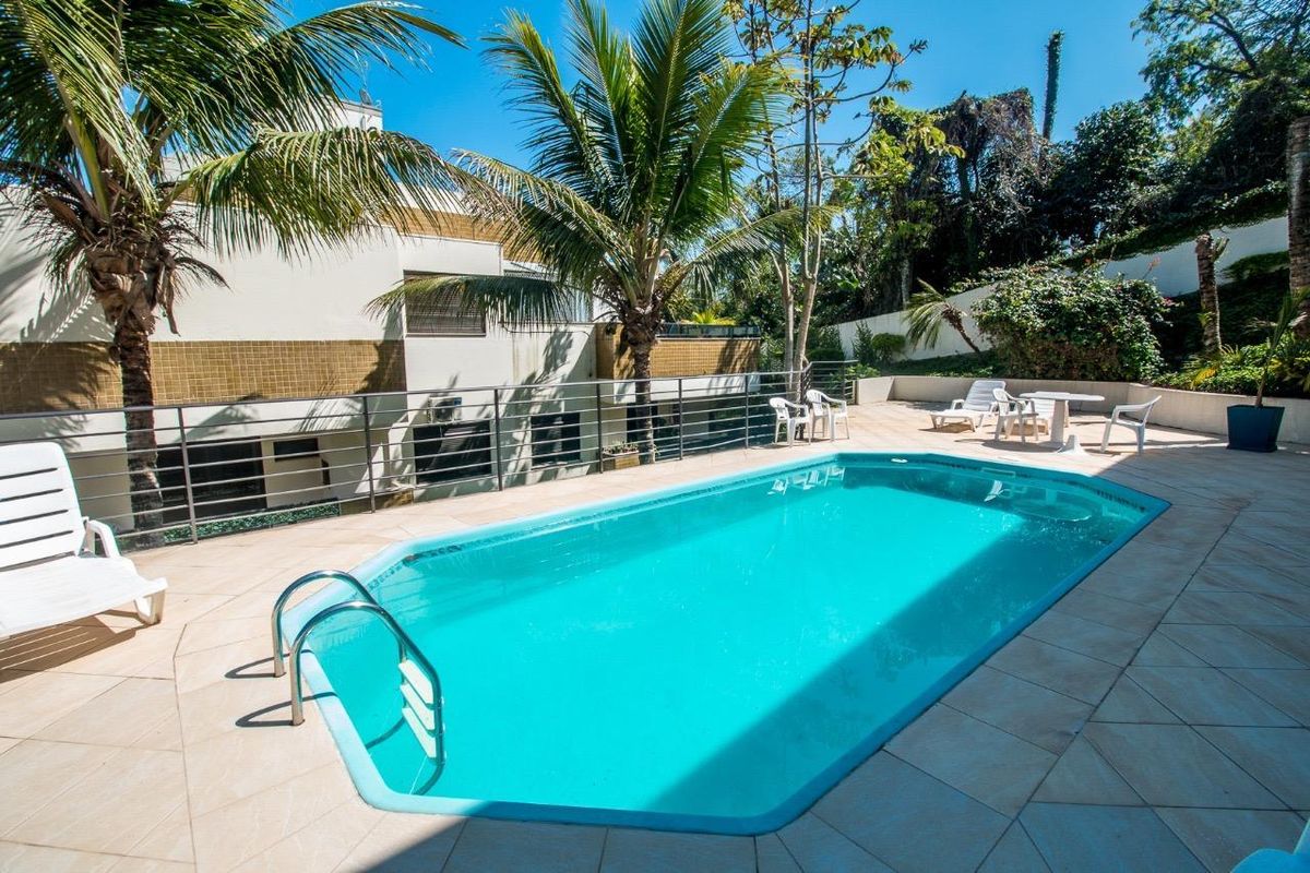 Apartamento de alto padrão a 50m do mar