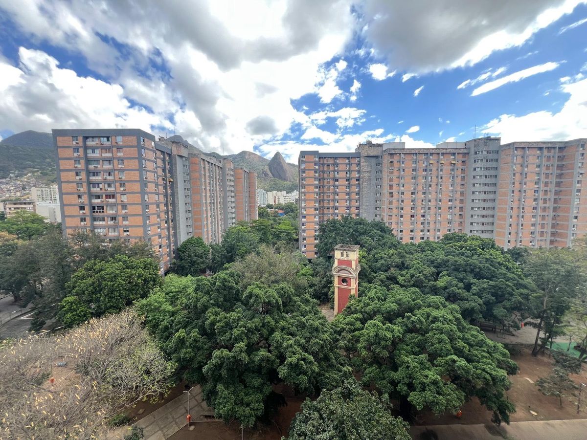 APARTAMENTO A VENDA - SALA EM 2 AMBIENTES, 2 QUARTOS, BANHEIRO SOCIAL, AMPLA COZINHA, DEPENDÊNCIA COMPLETA, 1 VAGA DE GARAGEM - RUA VIA LÁCTEA. - Apartamento em Vila Isabel, Rio de Janeiro - à venda - MIGUEZ IMOBILIÁRIA