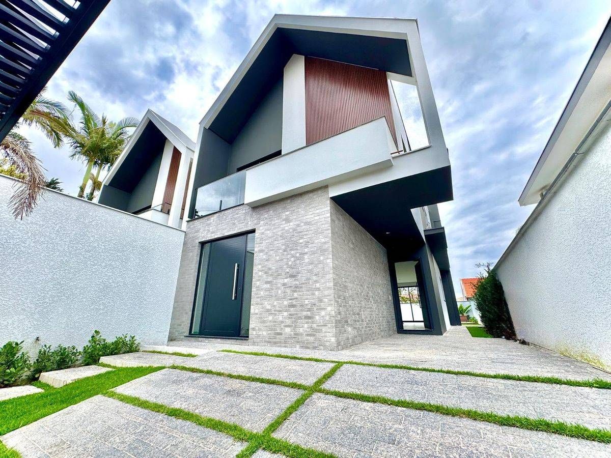 Fachada moderna com detalhes em pedra, acabamento em cores neutras.