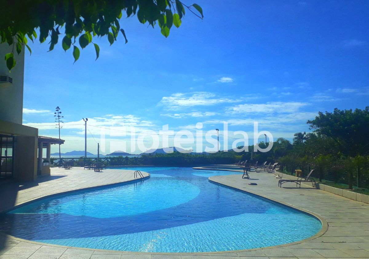 Lindo apartamento de dois quartos em aluguel anual no condomínio frente mar Merit Plaza