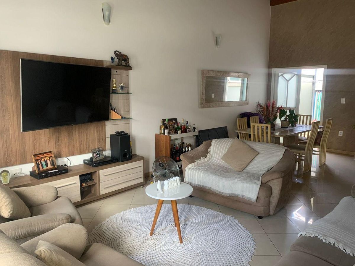 Casa térrea cond. Villaggio Fiorentino. AT: 340m2, AC: 230m2. 3 quartos, 1 suíte, 2 banheiros, sala, área gourmet com churrasqueira, 3 vagas., foto 2