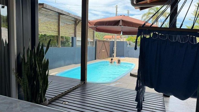 Aluguel de Temporada em Bombas, Bombinhas – Casa com 2 quartos LC015 - Casa em Bombas, Bombinhas - para temporada - PAULA CRISTINA DA SILVA MINELLA NEGOCIOS IMOBILIARIOS LTDA