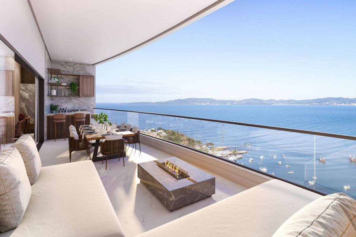 Varanda com vista para o mar e mobília moderna de acabamento em mármore.