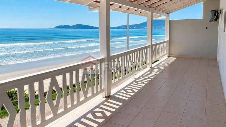 Aluguel de Temporada em Bombas, Bombinhas - Casa Beira-Mar com 4 Suítes LC101 - Casa em Bombas, Bombinhas - para temporada - PAULA CRISTINA DA SILVA MINELLA NEGOCIOS IMOBILIARIOS LTDA