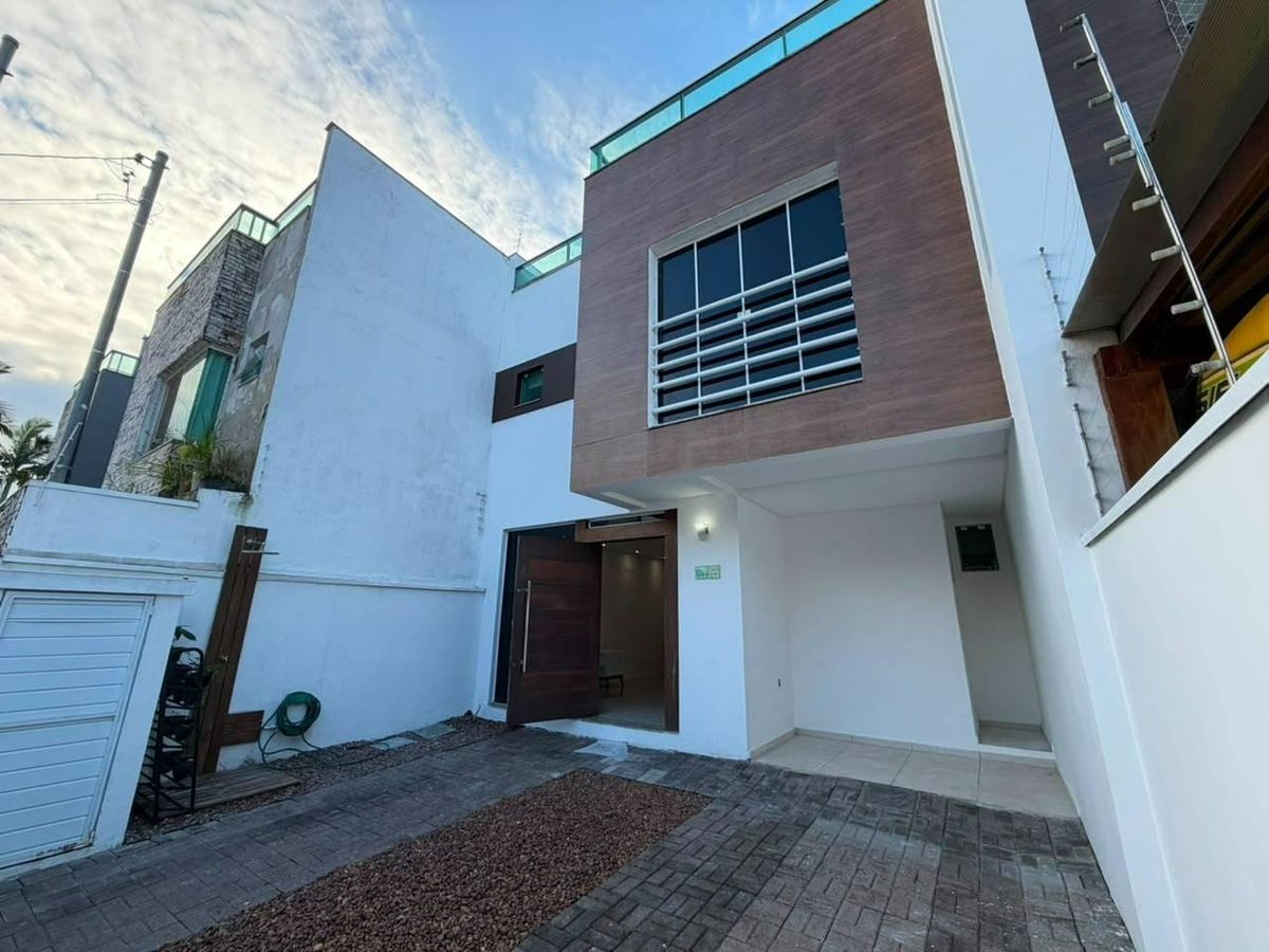 Sobrado triplex semi mobiliado à venda, com jacuzzi, 3 quartos sendo 3 suítes, 2 vagas, Bairro Praia Brava, Itajaí – SC - Casa em Praia dos Amores, Balneário Camboriú - à venda - I3 CORRETORES ASSOCIADOS S/S