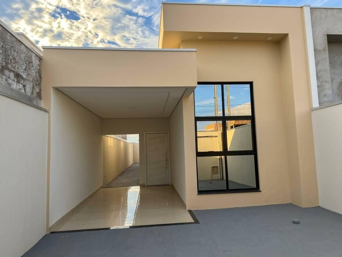 Fachada de residência moderna e parcialmente acabada com varanda e porta