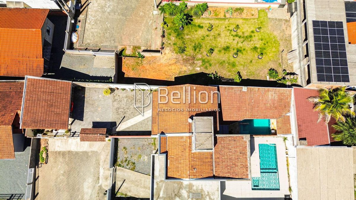 Sobrado com 3 quartos, 444m² de terreno e piscina na Estrada das Areias em Indaial