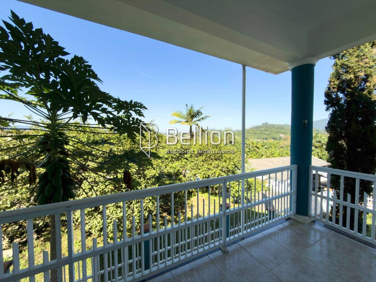 Casa semi mobiliada, com amplo terreno e piscina no Centro de Rio dos Cedros