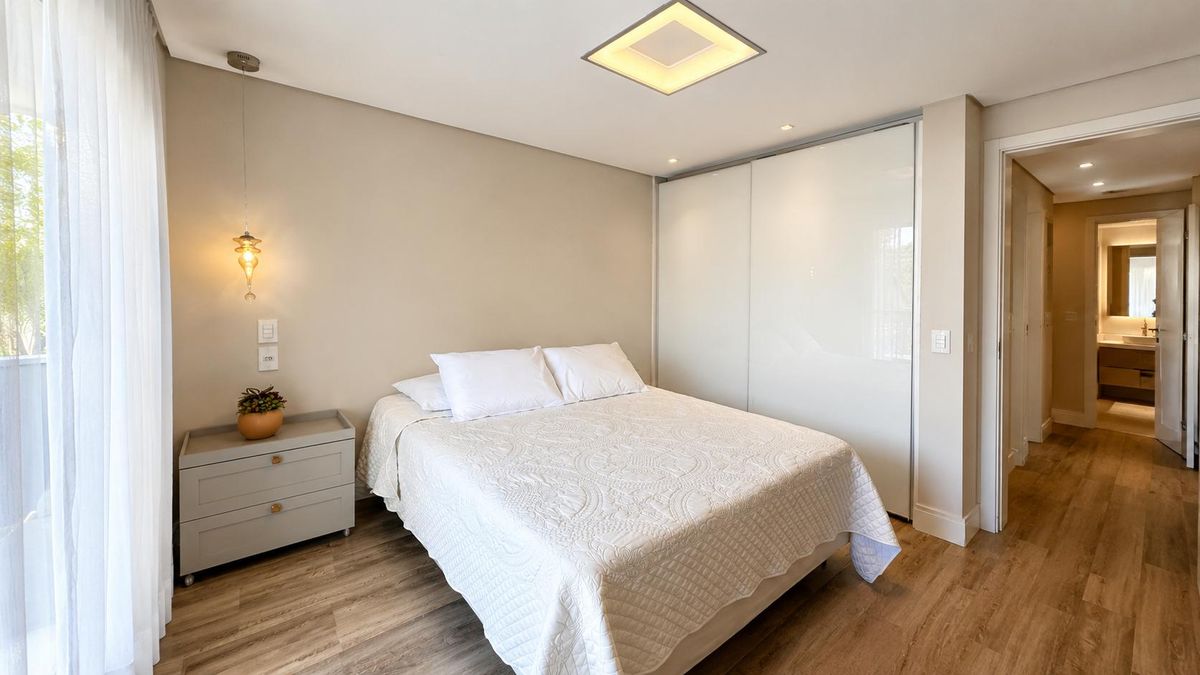 Sobrado/Casa Triplex para Locação Anual Mobiliada, 3 Quartos (1 suíte), 5 banheiros, 1 Vaga de Garagem, Rooftop com Vista para o Mar, Praia Brava, Itajaí-SC - Sobrado em Praia Brava, Itajaí - para locação - I3 CORRETORES ASSOCIADOS S/S