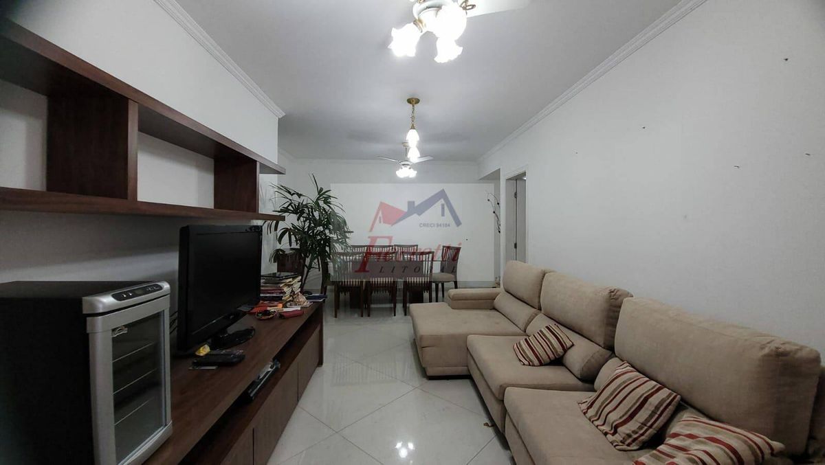 Apartamento com 2 dormitórios na quadra da praia à venda no bairro José Menino - Santos/SP