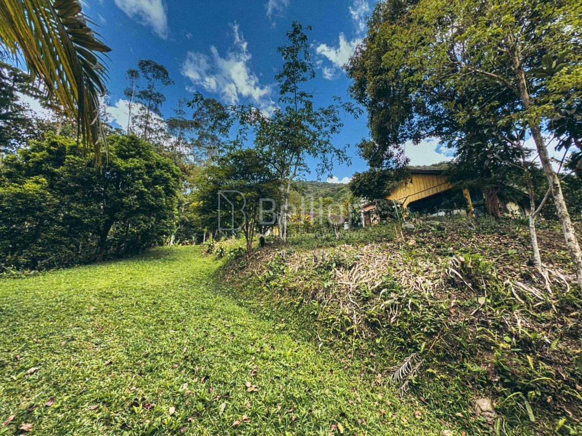 Sítio com casa em madeira de lei e riqueza em água em Rio dos Cedros