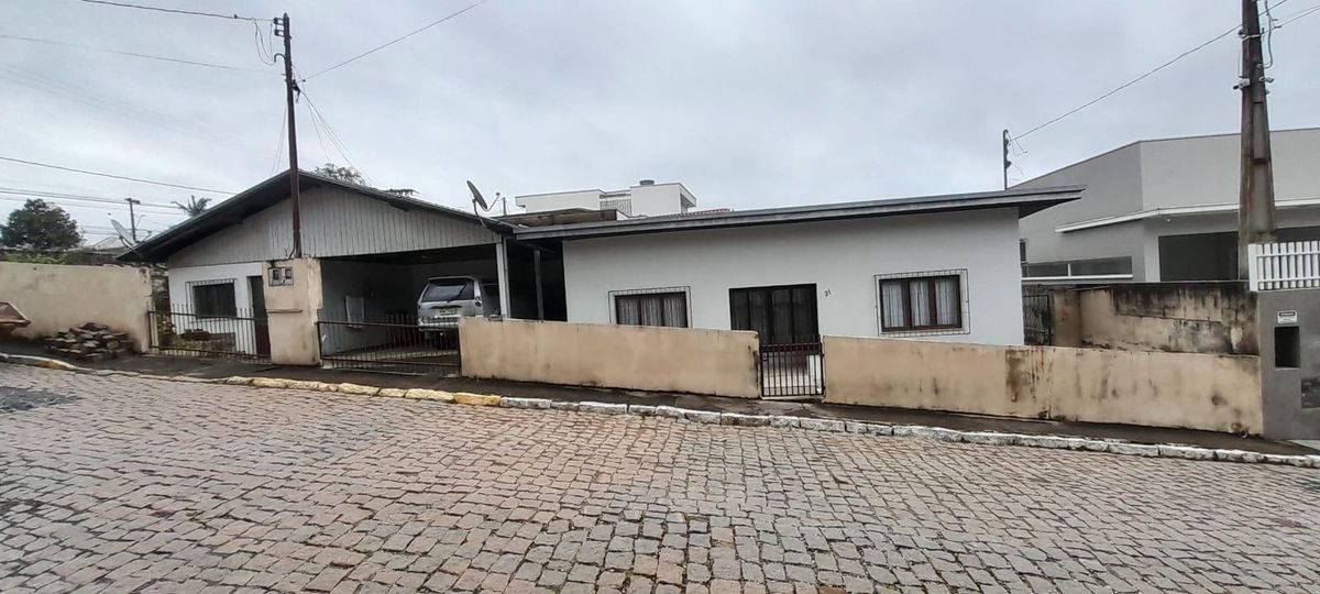 OPORTUNIDADE DE NEGÓCIO NO CENTRO DE RIO DO SUL/SC! DUAS CASAS NO MESMO TERRENO + RENDA EXTRA MENSAL! - Casa em Centro, Rio do Sul - à venda - IMOBILIARIA ALTO VALE LTDA