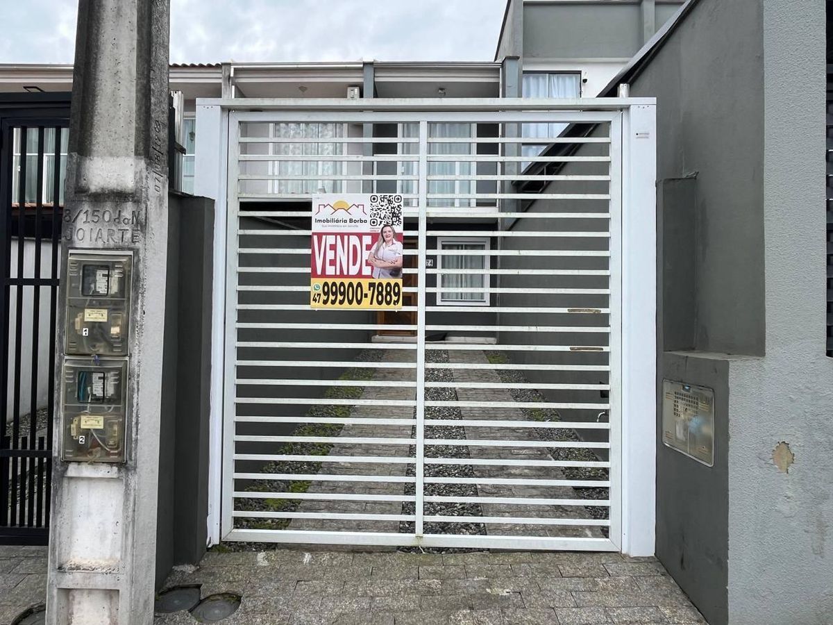 Portão de ferro branco, entrada de casa com garagem e pavimentação de pedra