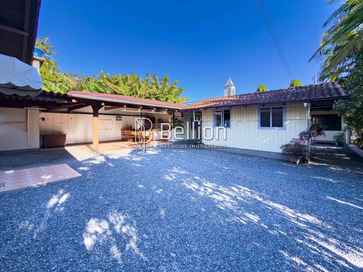 Com duas casas e 2.500m de terreno, medindo 50x50m, essa propriedade é a escolha certa para quem valoriza espaço e quer um imóvel que proporcione várias possibilidades.