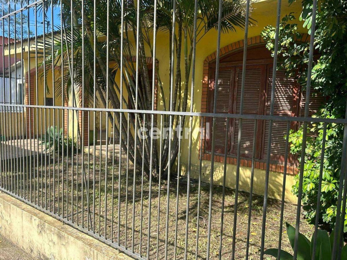 Casa 3 dormitórios com piscina