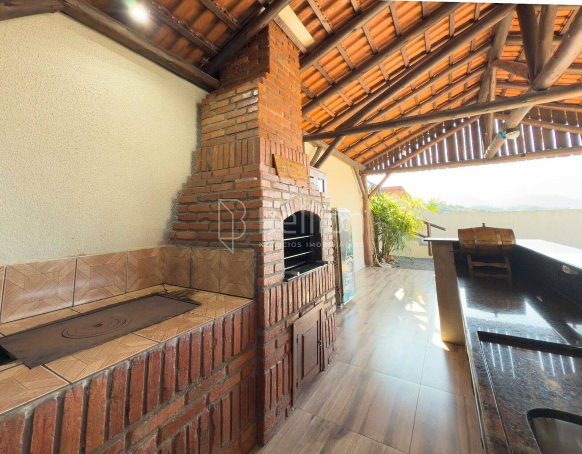 Casa à Venda com Terreno de 1.080 m² 3 Quartos, Área de Festas e 4 Vagas de Garagem