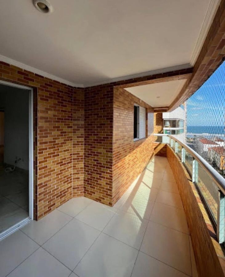 Varanda com paredes de tijolos, piso de revestimento claro, vista para o céu