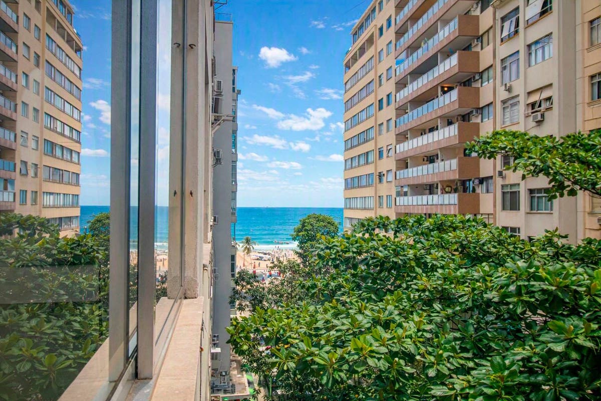 APARTAMENTO À VENDA RUA SANTA CLARA (COPACABANA) - VISTA LATERAL MAR E CRISTO REDENTOR - 1 QUADRA DA PRAIA! 2 VARANDAS INTERNAS, SALÃO EM 3 AMBIENTES, 4 QUARTOS SENDO 2 SUÍTES, 1 BANHEIRO SOCIAL, COPA COZINHA E DEPENDÊNCIA COMPLETA - 176 M² - 1 VAGA - Apartamento em Copacabana, Rio de Janeiro - à venda - MIGUEZ IMOBILIÁRIA