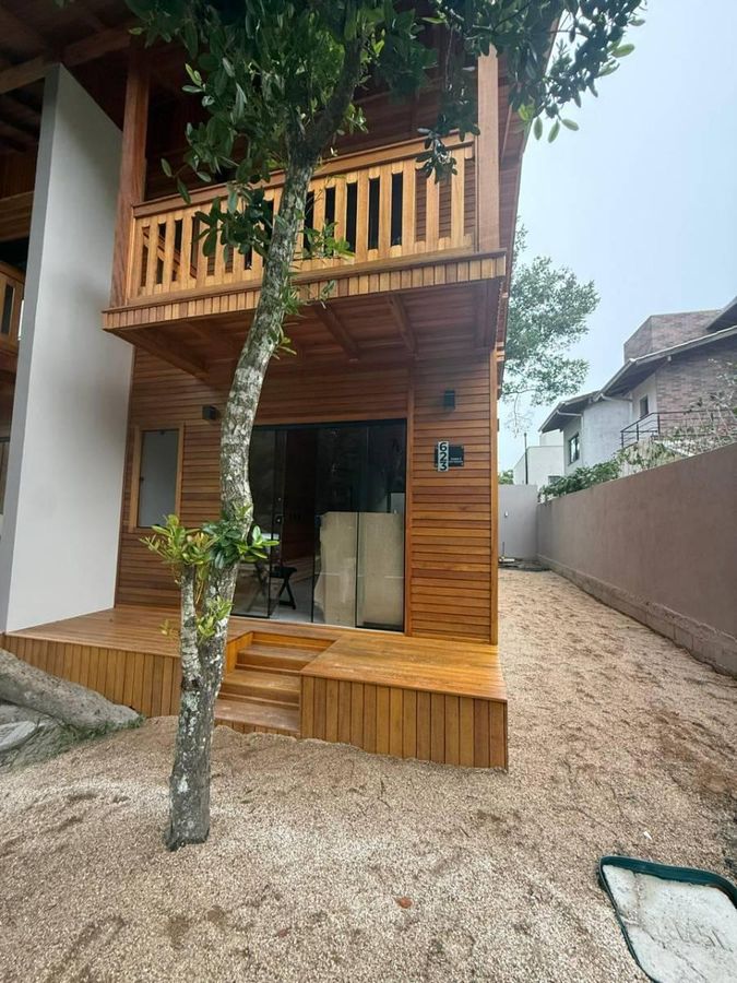 Casa para Locação Anual, com 2 Quartos, 2 Vagas, Mobiliado, em Mariscal - Bombinhas/SC
