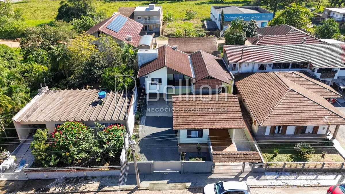 Duas casas em um único terreno: uma excelente oportunidade para morar, investir ou gerar renda!