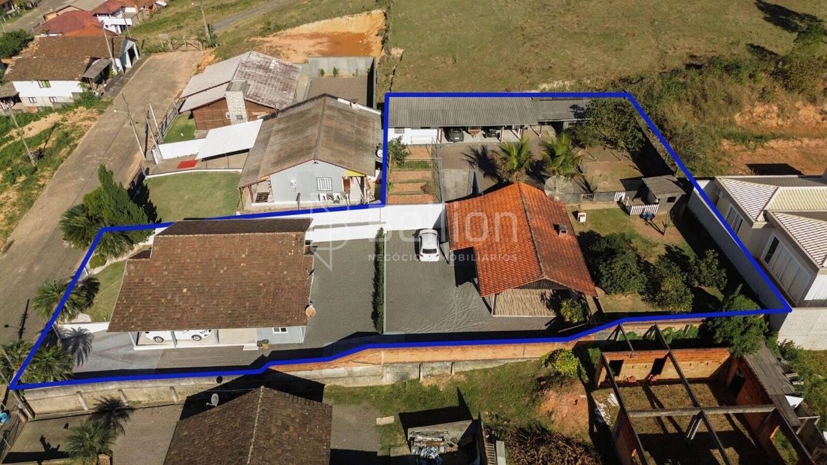 Casa à Venda com Terreno de 1.080 m² 3 Quartos, Área de Festas e 4 Vagas de Garagem
