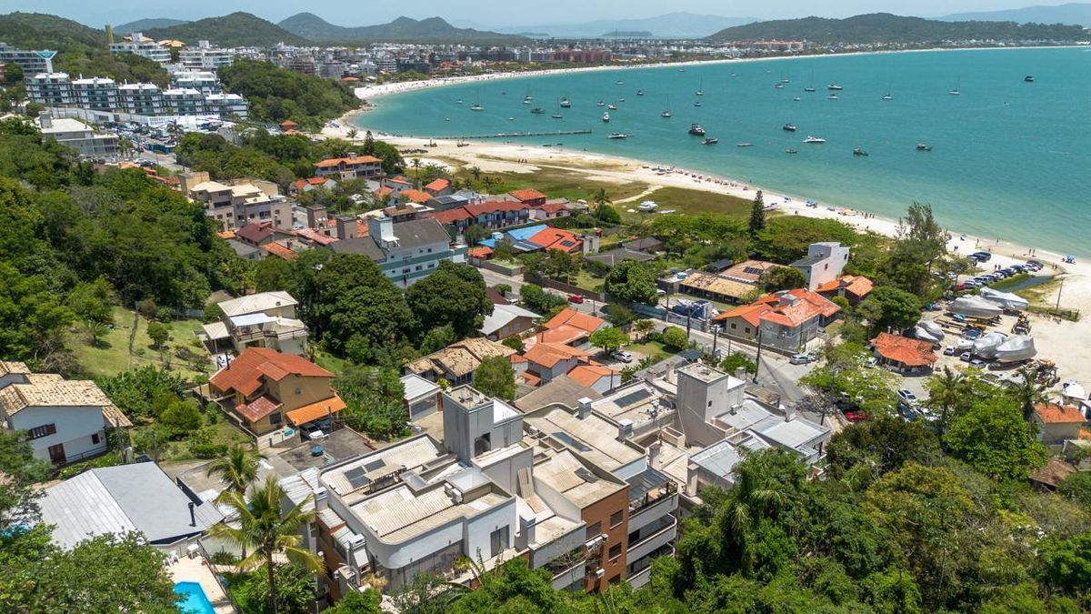 Apartamento de alto padrão a 50m do mar