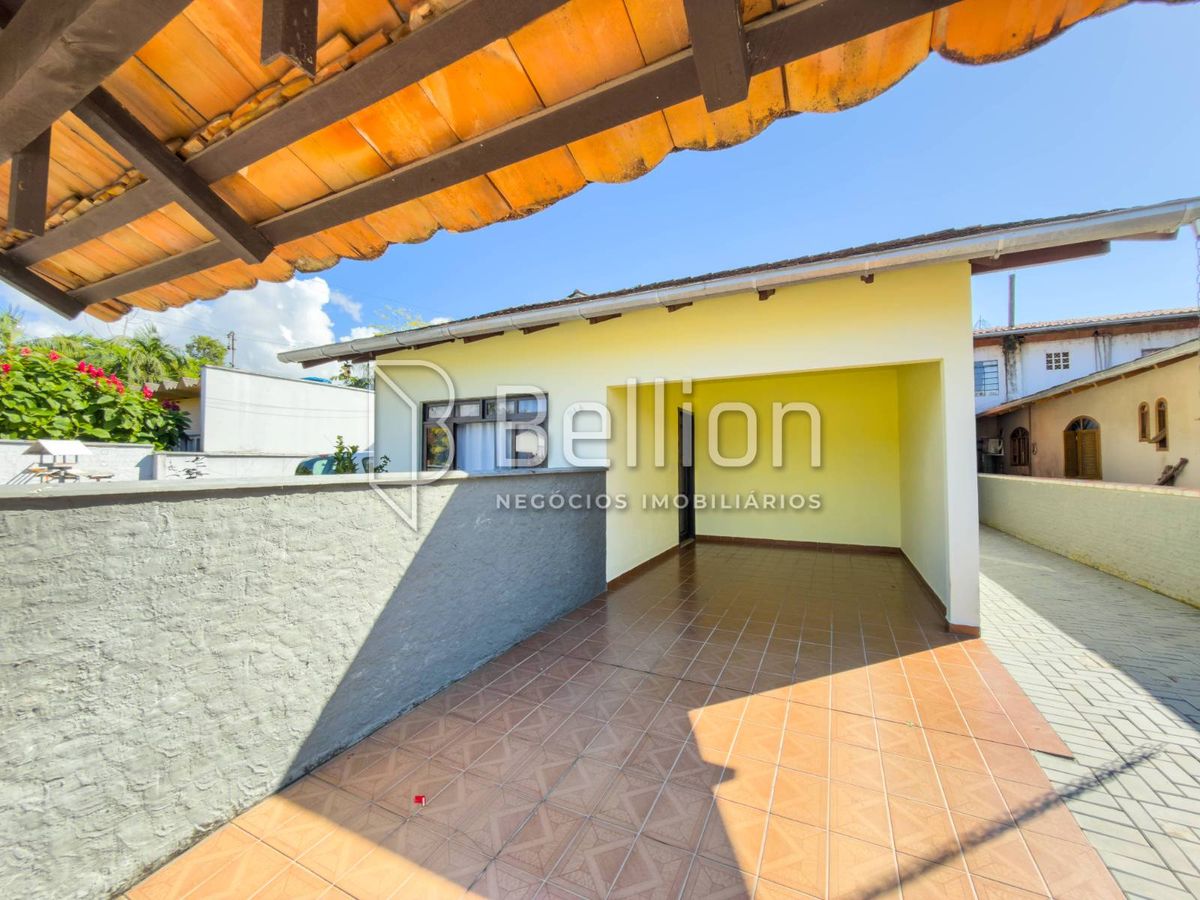 Duas casas em um único terreno: uma excelente oportunidade para morar, investir ou gerar renda!
