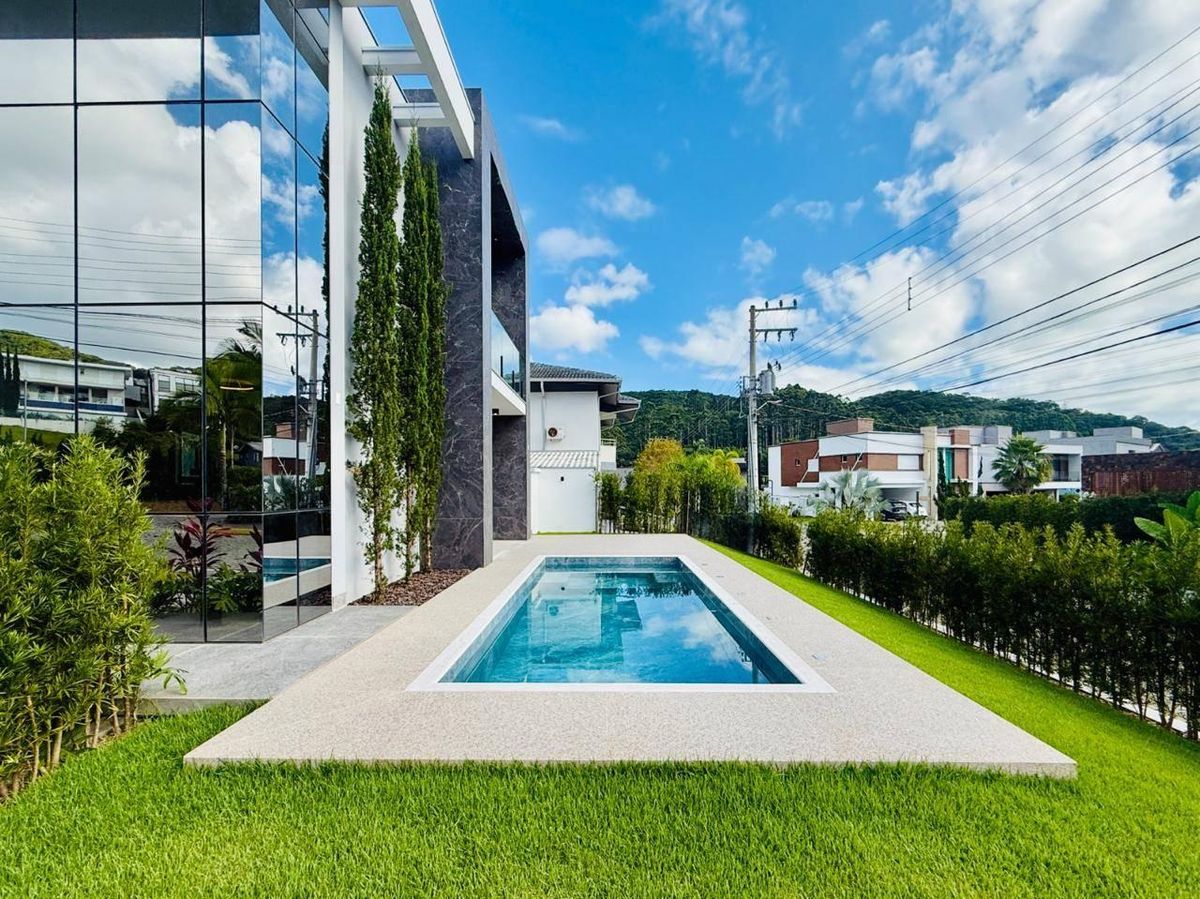 Sobrado a Venda com 4 suítes | Mobiliado | Condomínio Haras do Rio do Ouro em Balneário Camboriú - Casa de Condomínio em Ariribá, Balneário Camboriú - à venda - Hárpia Imóveis