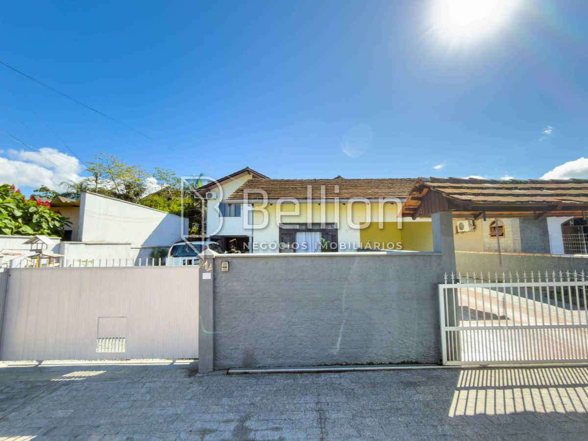 Duas casas em um único terreno: uma excelente oportunidade para morar, investir ou gerar renda!