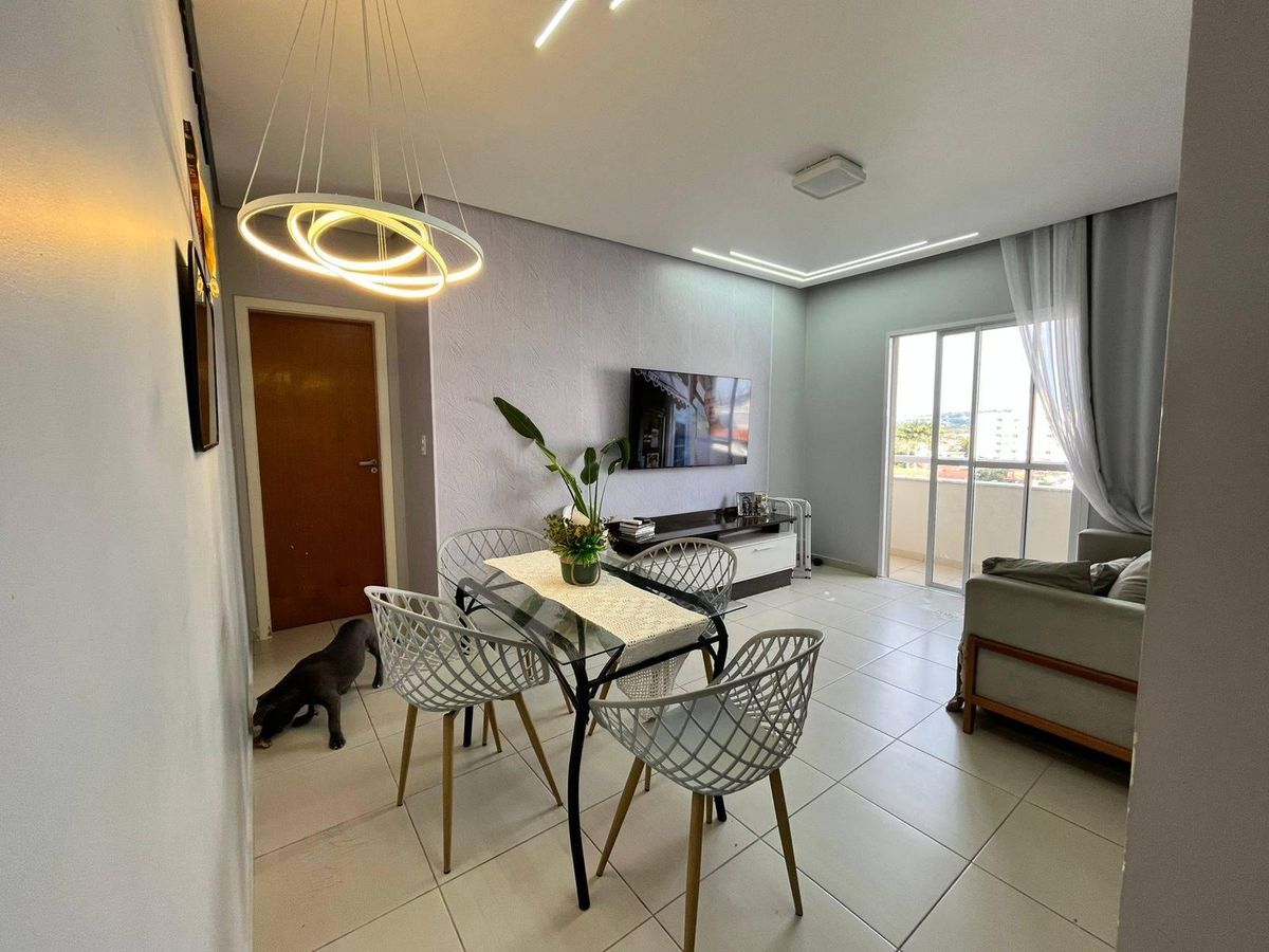 Contemporâneo. Minimalista. Retangular. Plano. Simples.