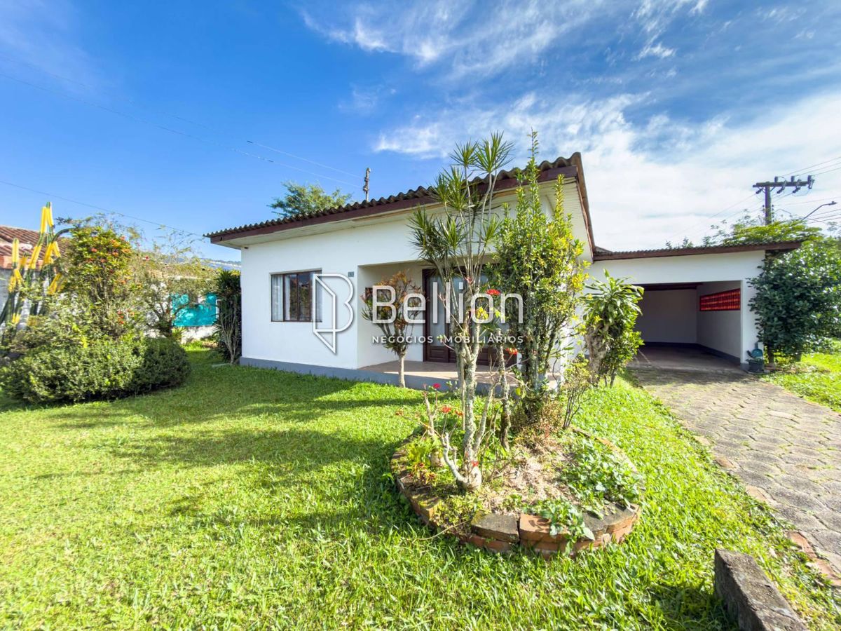 Casa à Venda na Geral da Araponguinhas Terreno de Esquina com 542,67 m² e Potencial Comercial