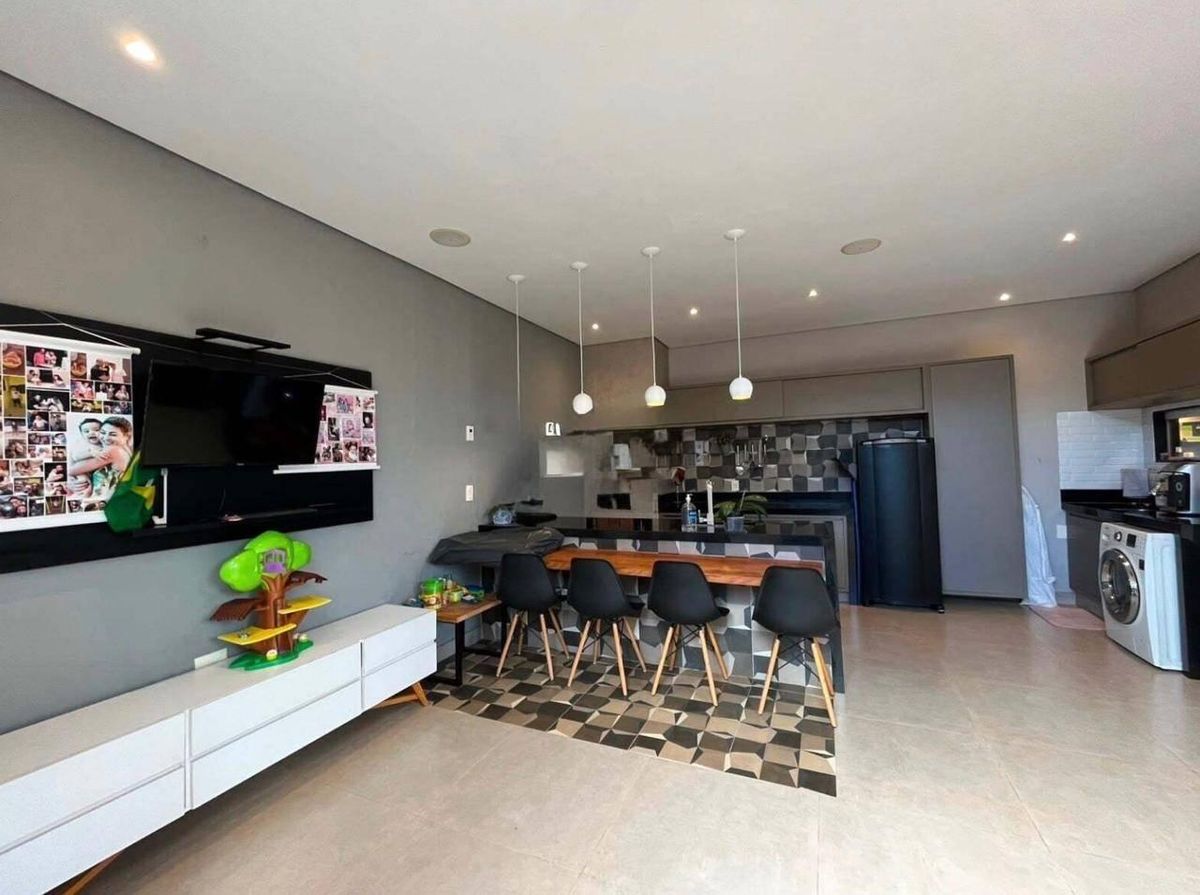 Moderno (Note: This is an interpretation based on the interior design visible in the image. For a more accurate description, an exterior view would be necessary.)