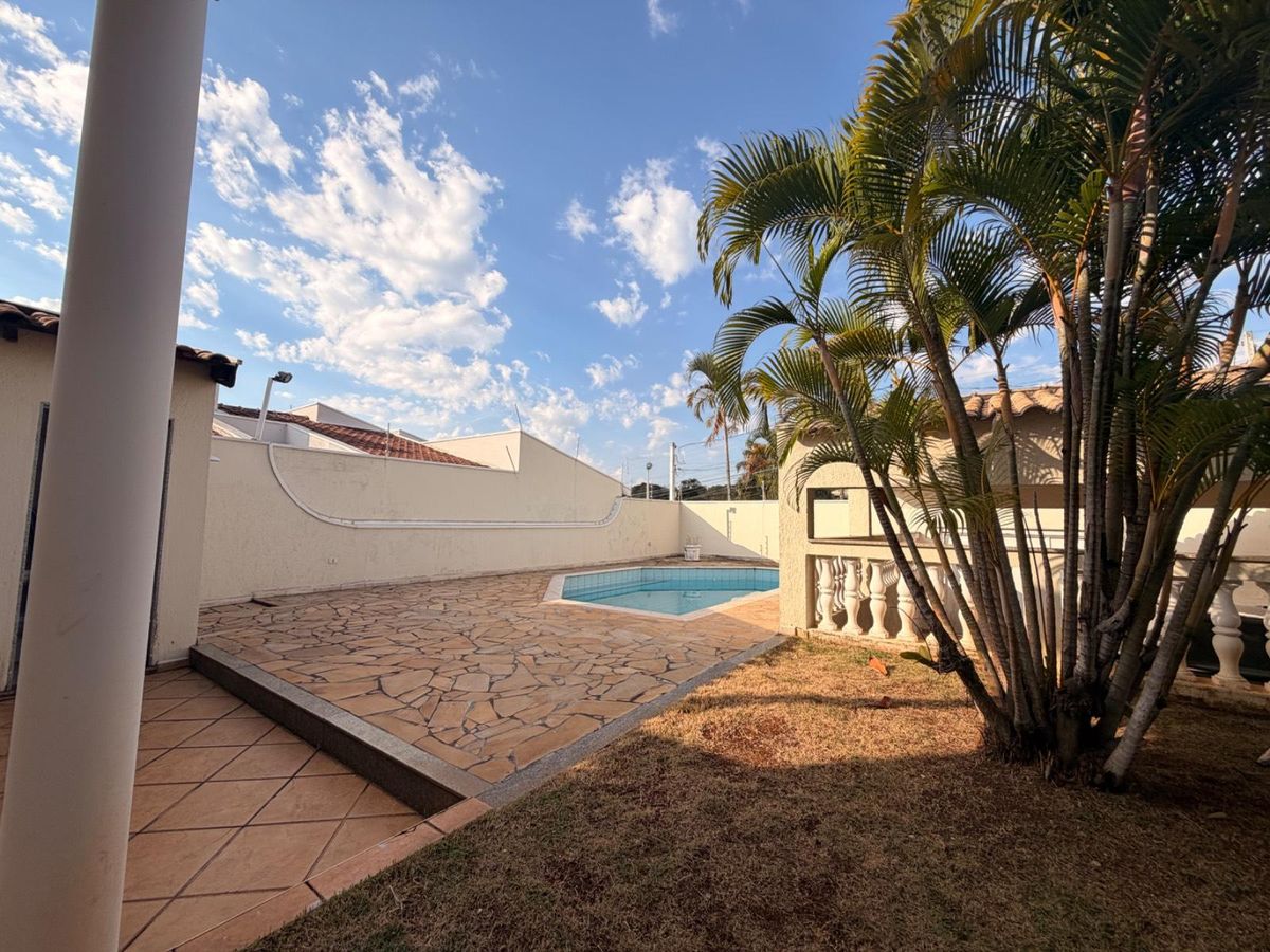 SOBRADO COM PISCINA NO JEQUITIBÁS