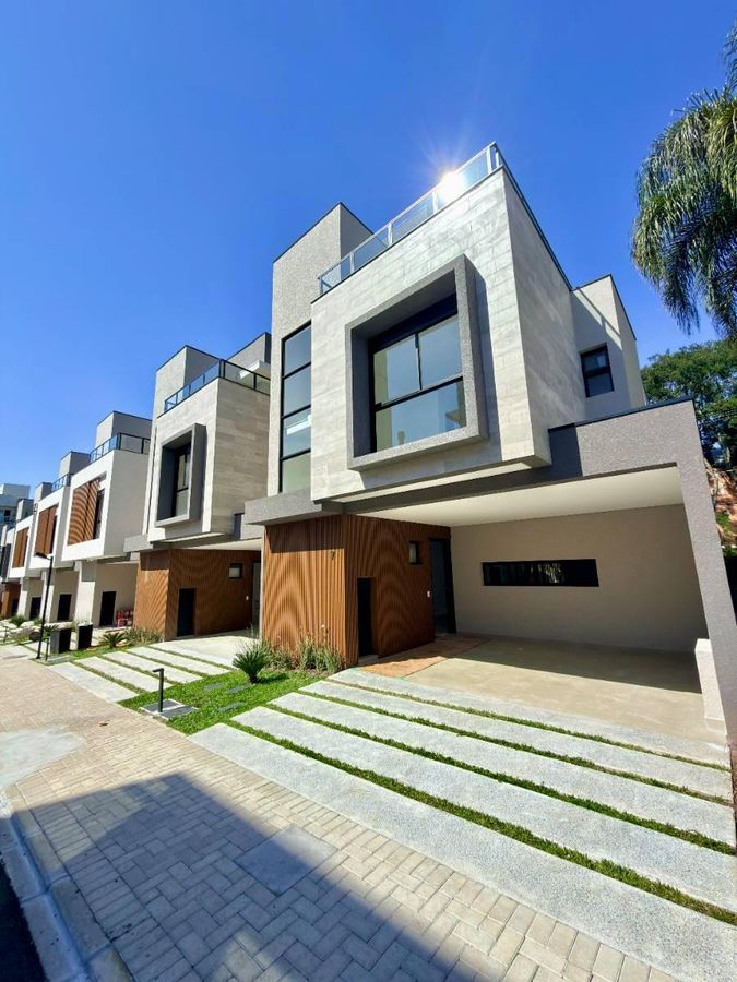 Sobrado em condominío com 3 suites no Bacacheri
