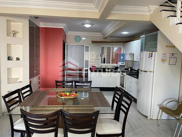 Aluguel de Temporada em Bombinhas – Sobrado Triplex com 3 Quartos LC103 - Casa em Bombas, Bombinhas - para temporada - PAULA CRISTINA DA SILVA MINELLA NEGOCIOS IMOBILIARIOS LTDA