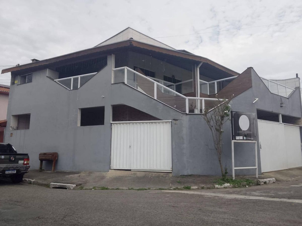 Moderno. Sobrado. Concreto. Horizontal. Contemporâneo.