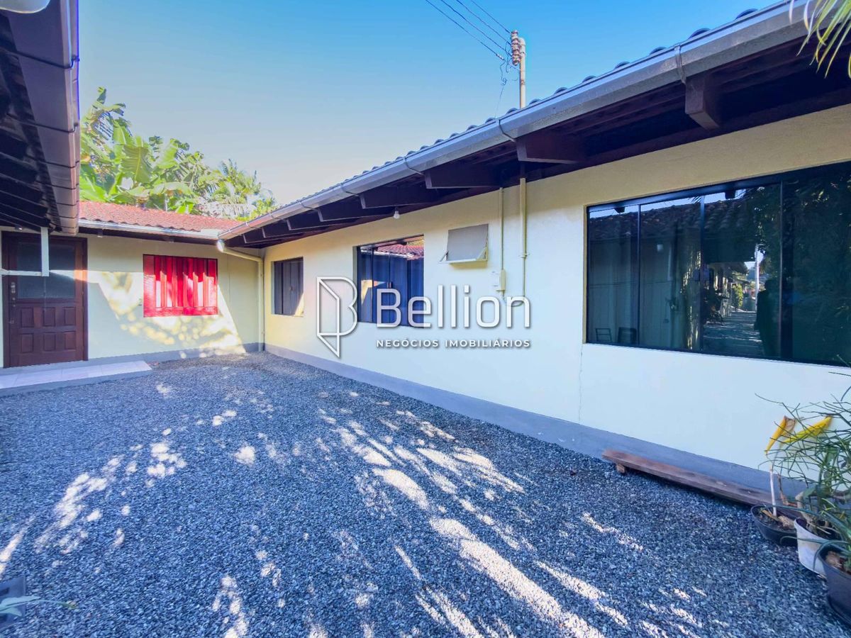 Com duas casas e 2.500m de terreno, medindo 50x50m, essa propriedade é a escolha certa para quem valoriza espaço e quer um imóvel que proporcione várias possibilidades.