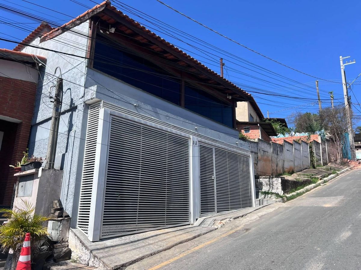 Sobrado para Locação com 4 Dormitórios, Suíte com Banheira, Closets e Churrasqueira - Casa em Centro, Araçariguama - para locação - Janaina G A Marques Imóveis - ME