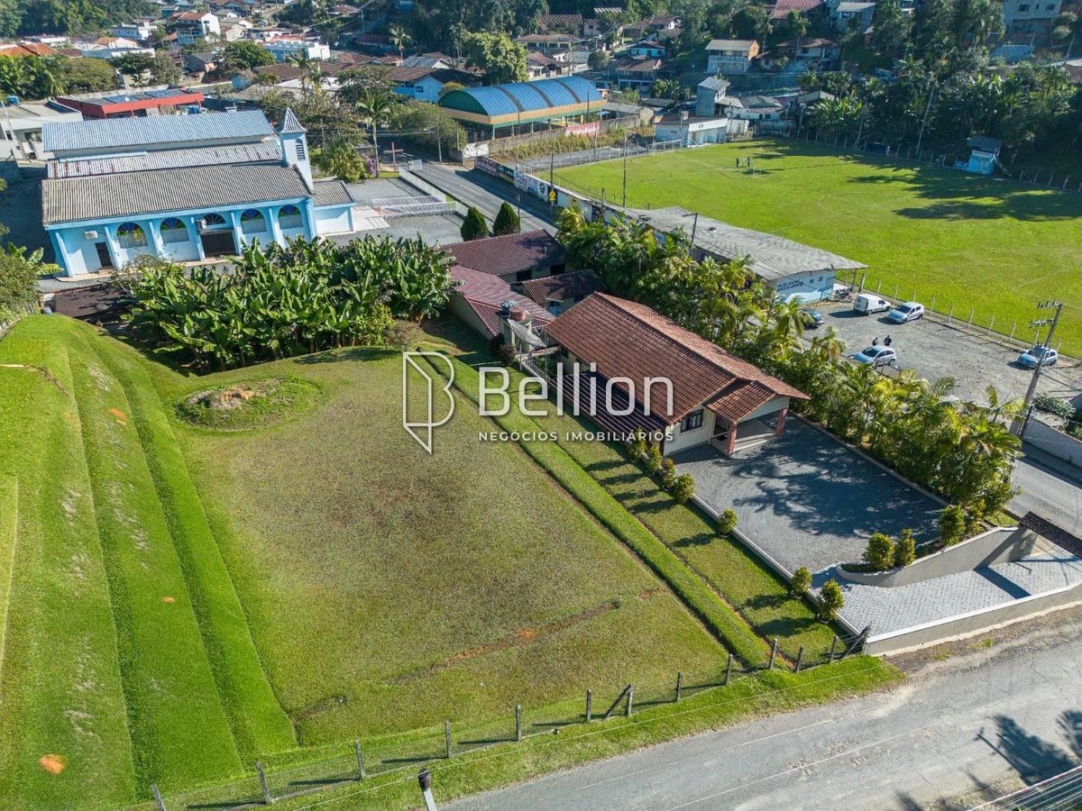 Com duas casas e 2.500m de terreno, medindo 50x50m, essa propriedade é a escolha certa para quem valoriza espaço e quer um imóvel que proporcione várias possibilidades.