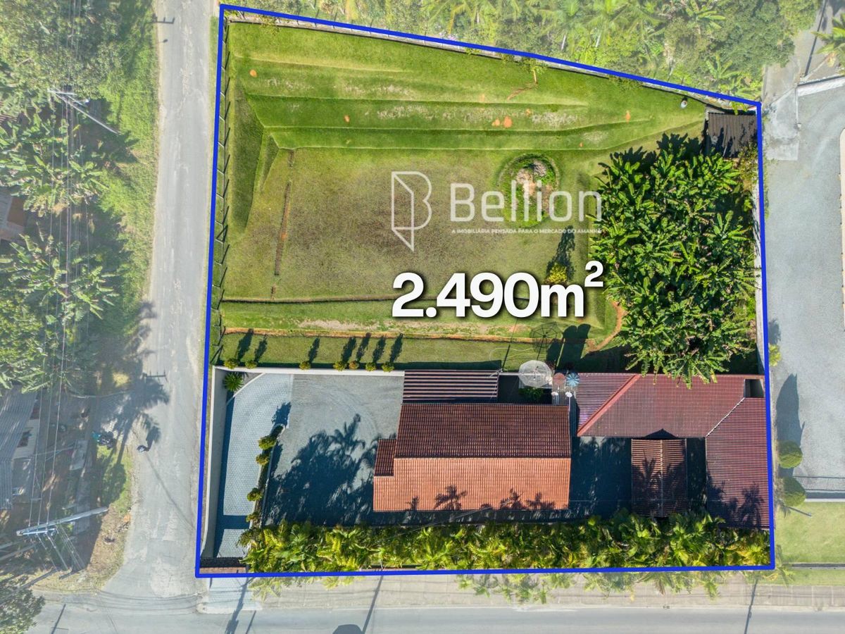 Com duas casas e 2.500m de terreno, medindo 50x50m, essa propriedade é a escolha certa para quem valoriza espaço e quer um imóvel que proporcione várias possibilidades.