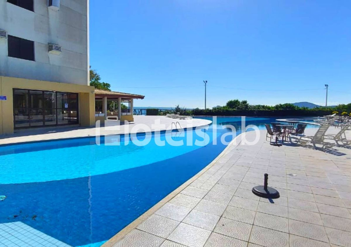 Lindo apartamento de dois quartos em aluguel anual no condomínio frente mar Merit Plaza