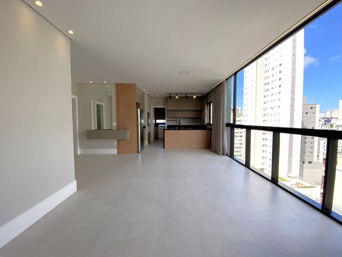 Apartamento semimobiliado com 4 dormitórios para locação anual no Centro de Balneário Camboriú - Apartamento em Centro, Balneário Camboriú - para locação - Desc Imóveis